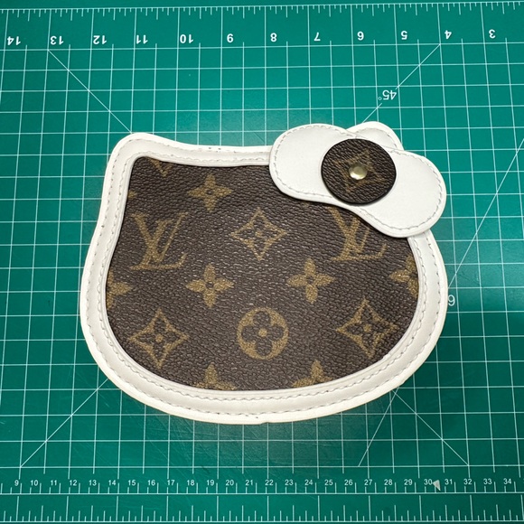 Leather Hello Kitty Mini Crossbody Bag - Picture 3 of 9